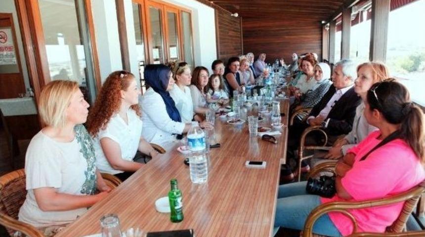 Kadın Derneklerine Nil&uuml;fer Desteği