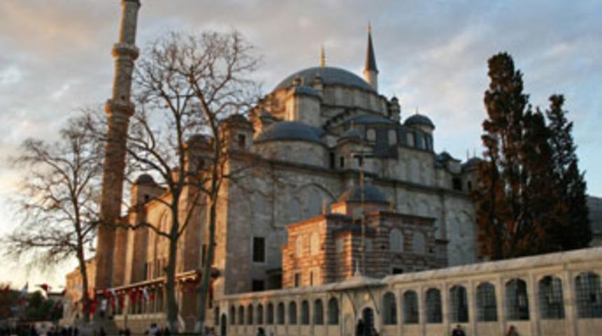 Fatih Camii'nde bı&ccedil;aklı saldırgan dehşeti