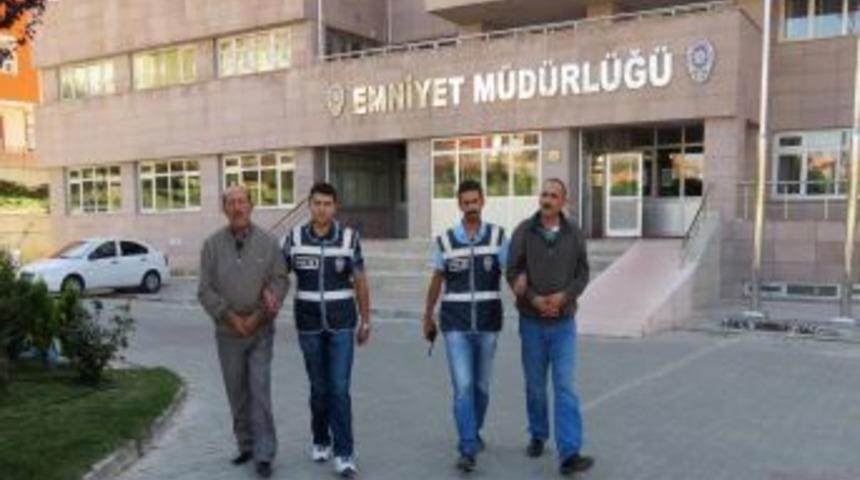 Yaşlı Adamı Dizine Masaj Yapma Bahanesiyle Dolandırdılar