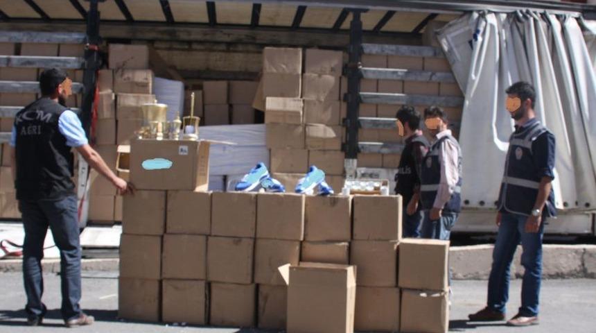 5 Bin 360 &Ccedil;ift G&uuml;mr&uuml;k Ka&ccedil;ağı Spor Ayakkabı Ele Ge&ccedil;irildi