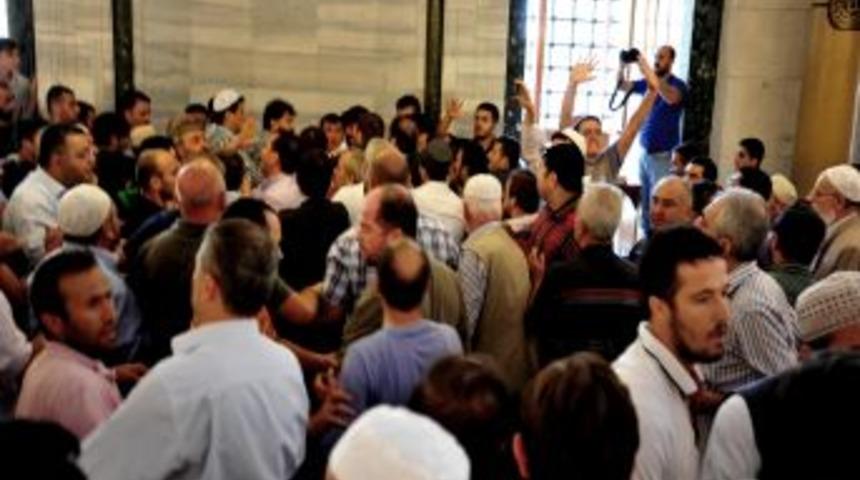 Fatih Camii&rsquo;nde Provokasyonu Cemaatin Sağduyusu &Ouml;nledi