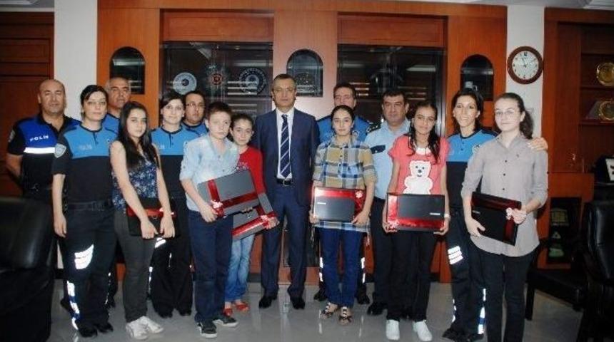 Başarılı &Ouml;ğrenciler &Ouml;d&uuml;llendirildi