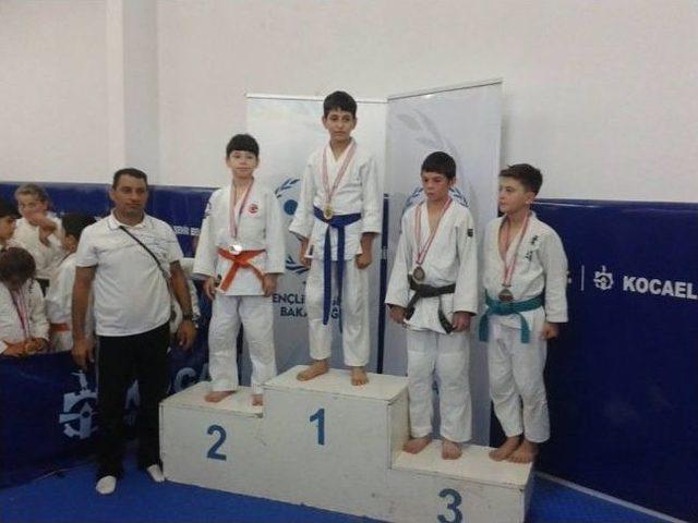 Yalova&rsquo;nın Altın &Ccedil;ocukları 1