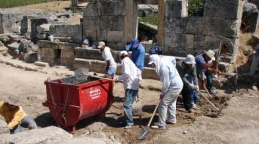 Evren&rsquo;in &Uuml;niformazı Tozlandı Diye Antik Yola D&ouml;kt&uuml;rd&uuml;ğ&uuml; Asfalt Kaldırıldı