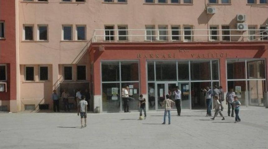 Valilik Bah&ccedil;esini Futbol Sahası Olarak Kullanıyorlar