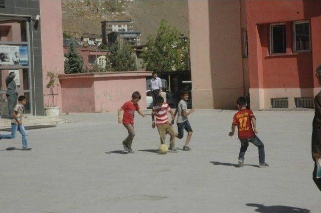 Valilik Bahçesini Futbol Sahası Olarak Kullanıyorlar