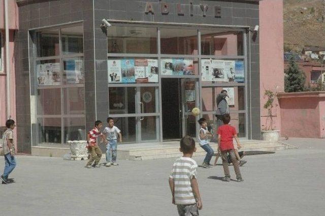 Valilik Bahçesini Futbol Sahası Olarak Kullanıyorlar