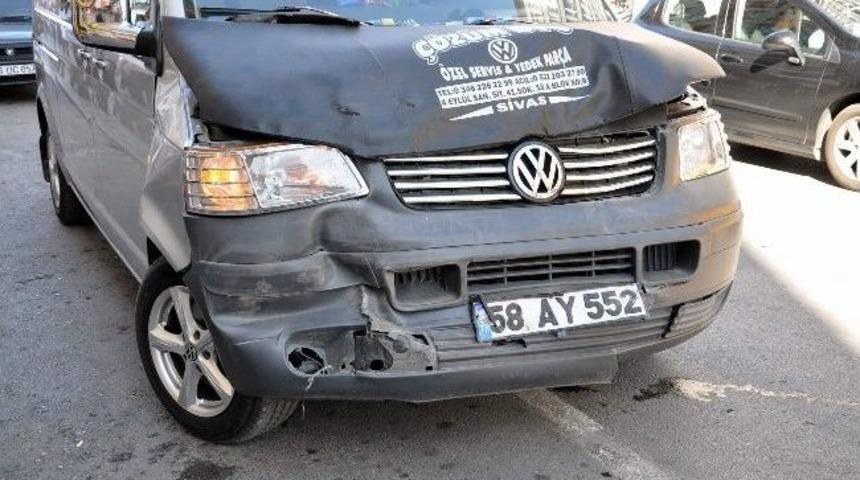 Sivas&rsquo;ta Zincirleme Trafik Kazası: 2 Yaralı