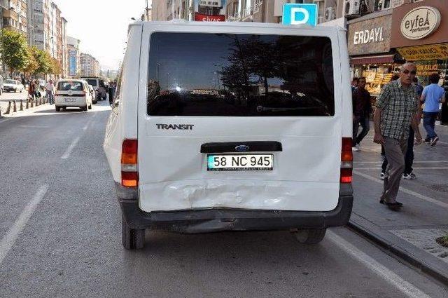 Sivas’ta Zincirleme Trafik Kazası: 2 Yaralı