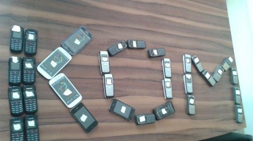 Kartonpiyer Arasından 30 Adet Ka&ccedil;ak Cep Telefonu &Ccedil;ıktı