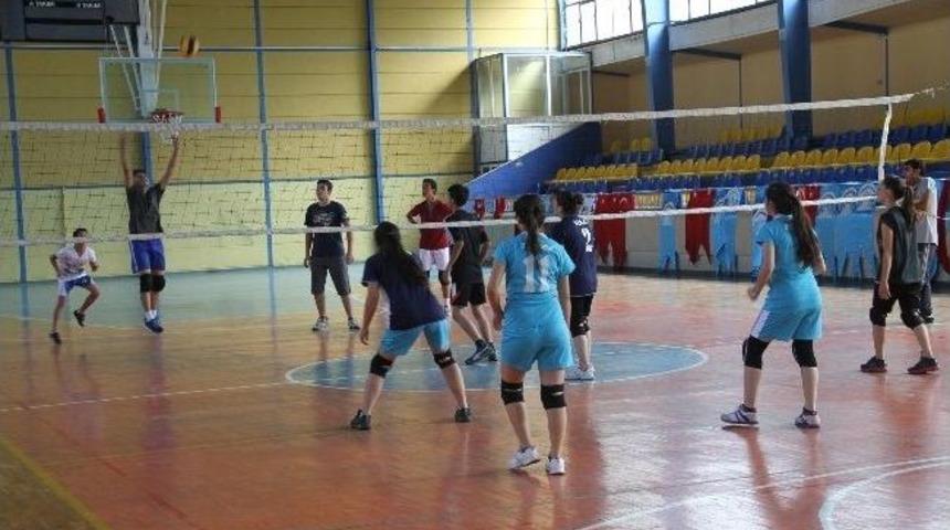 Akyazı&rsquo;da Yaz Spor Okulları Voleybol Turnuvası Final Ma&ccedil;ları Yapıldı