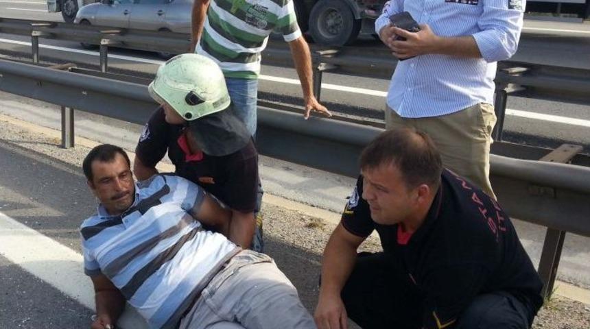 Boya Y&uuml;kl&uuml; Kamyonet Kaza Yapınca, Yol Beyaza Boyandı