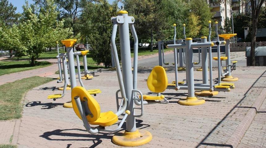 Spor Parkında Oynayan &Ccedil;ocuk Parmağından Oldu
