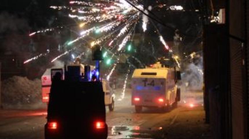 Adana'da eylemciler polise taş ve havai fişekle saldırdı