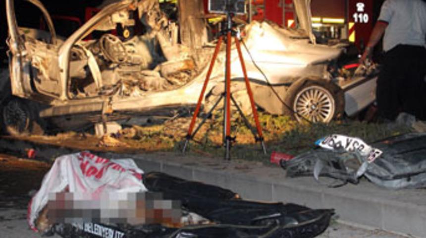 Yanan otomobilin i&ccedil;inde can verdi