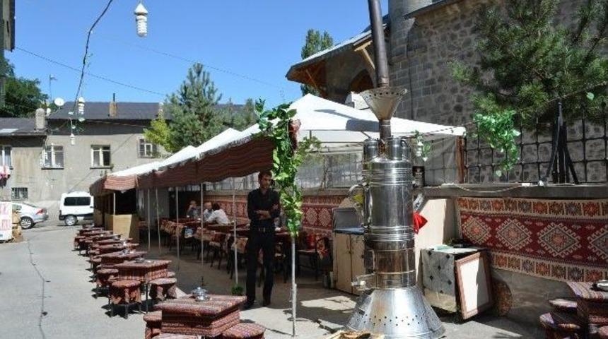 Erzurum&rsquo;da 3 Metrelik Dev Semaverde &Ccedil;ay Keyfi