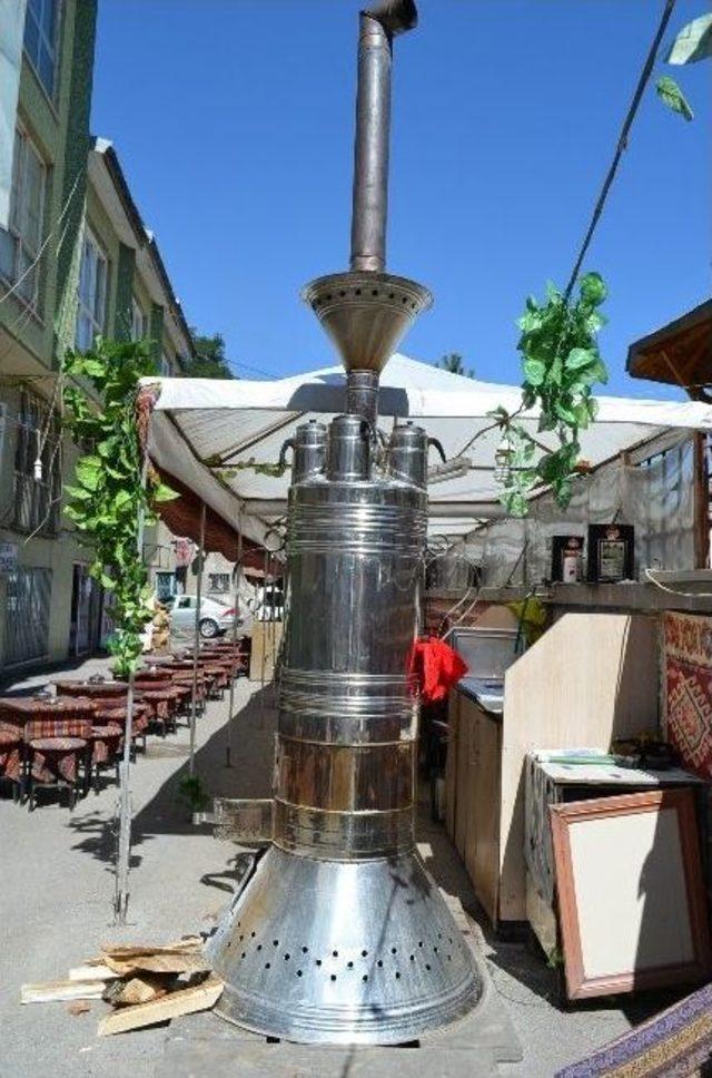 Erzurum’da 3 Metrelik Dev Semaverde Çay Keyfi
