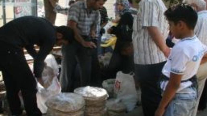 Suriyeliler, Pazarda Tezgah A&ccedil;arak Satışa Başladı