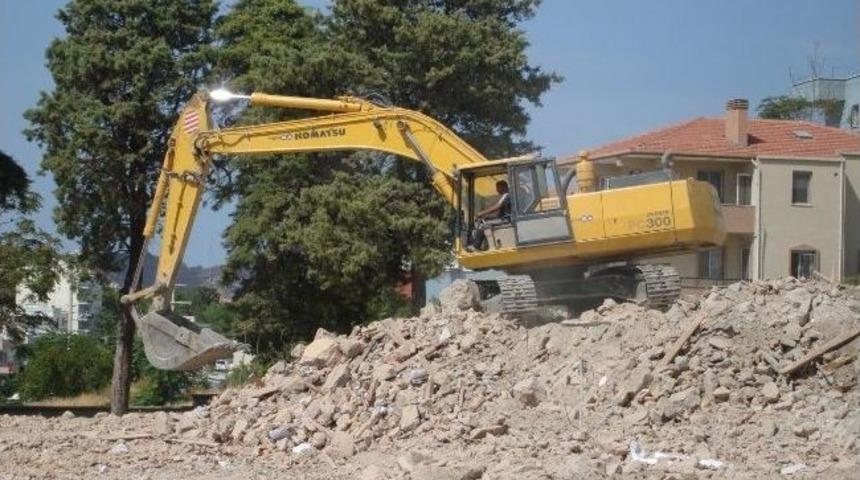 Urla’da Depreme Güçsüz Bulunan Okul Yıkıldı