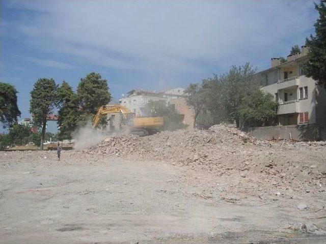 Urla’da Depreme Güçsüz Bulunan Okul Yıkıldı 2