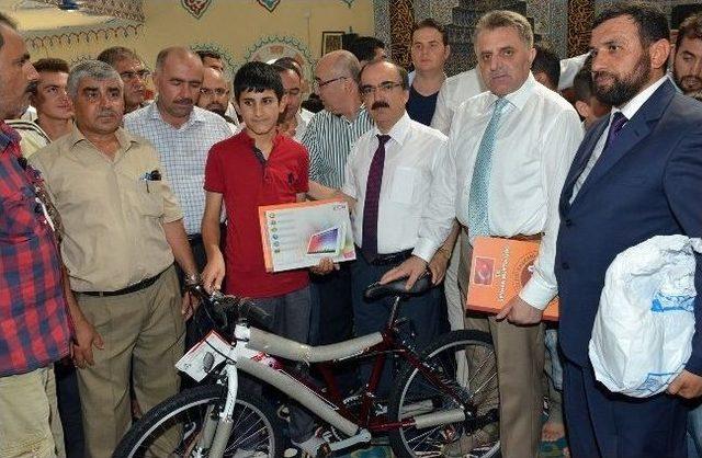 Kur an-ı Kerim Öğrenen Çocuklar Ödüllendirildi 1