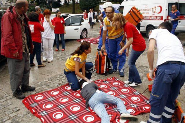 Şehir Merkezindeki Trafik Kazası Vatandaşlara Ilk Yardım Dersi Oldu