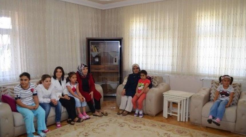 Protokol Eşlerinden Kimsesiz &Ccedil;ocuklara Ziyaret