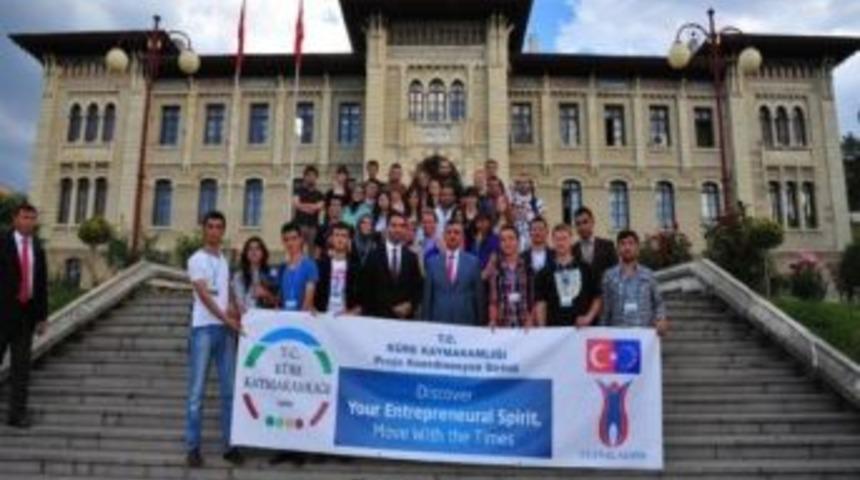 K&uuml;reversiteli &Ouml;ğrenciler Vali, Bektaş I Ziyaret Etti