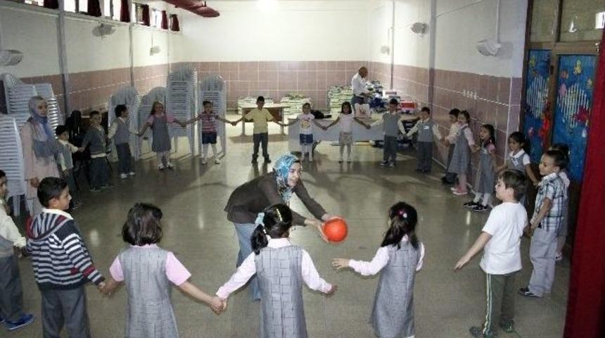 Ke&ccedil;i&ouml;ren Belediyesi, &Ccedil;i&ccedil;eği Burnunda &Ouml;ğrencileri Yalnız Bırakmadı