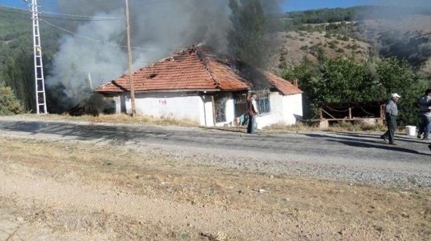 Akdağmadeni&rsquo;nde Bir Ev Ve Ahır Yandı