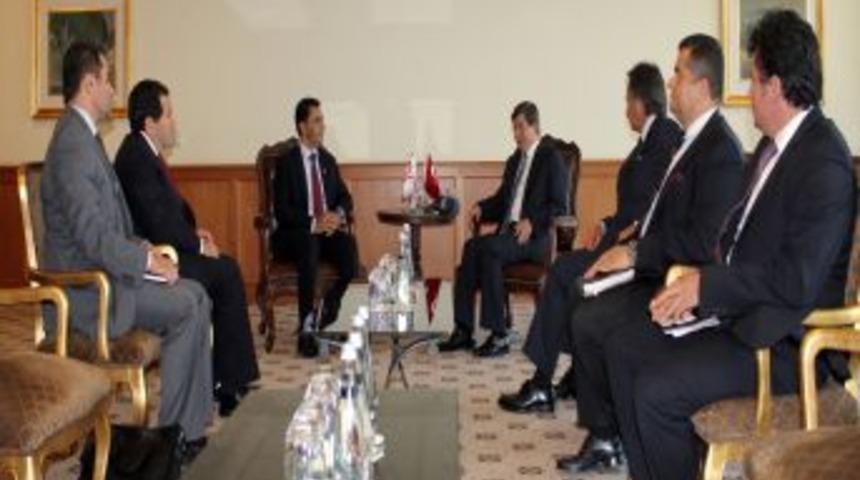 Davutoğlu, KKTC Dışişleri Bakanı'yla Bir Araya Geldi