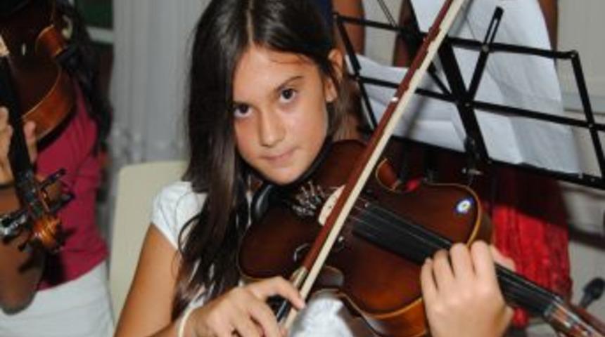 K&uuml;&ccedil;&uuml;k M&uuml;zisyenler, K&ouml;t&uuml; S&ouml;ze Karşı Sevgi Dolu T&uuml;rk&uuml; Ve Şarkıları Seslendirdi