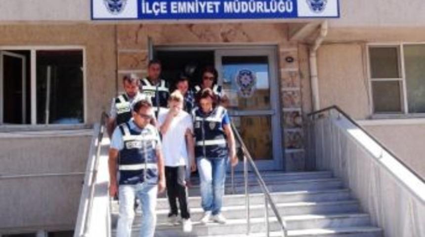 Anne Cinayeti Zanlısı İki Kız Kardeş Tutuklandı