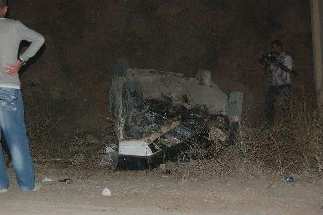 Şarampole U&ccedil;an S&uuml;r&uuml;c&uuml;, &Uuml;zerine D&ouml;k&uuml;len Boyalarla Tanınmaz Hale Geldi 2