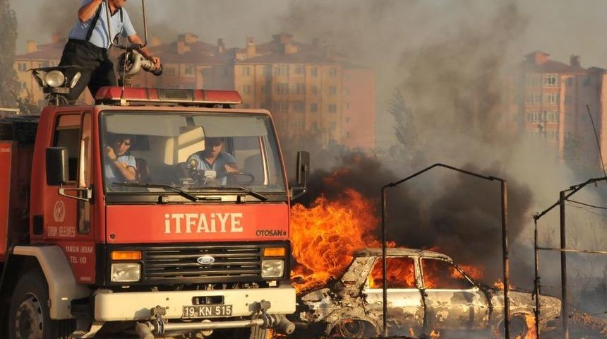 Boş Arazideki Otomobil Alev Alev Yandı