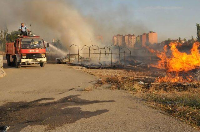 Boş Arazideki Otomobil Alev Alev Yandı