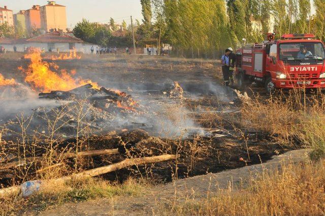 Boş Arazideki Otomobil Alev Alev Yandı