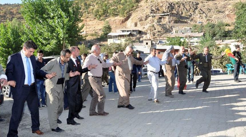 Şırnak Valisi İpek, K&uuml;rt&ccedil;e M&uuml;zik Eşliğinde Halay &Ccedil;ekti