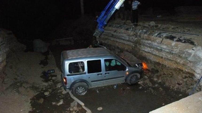 Polis Aracı Menfeze U&ccedil;tu: 4 Polis Yaralı