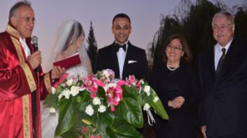 Gaziantep B&uuml;y&uuml;kşehir Belediye Başkanı, Kendi Kızının Nikahını Kıydı