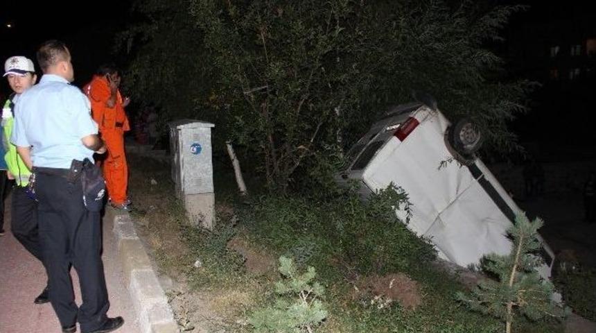 (&ouml;zel Haber) Minib&uuml;s Bah&ccedil;e Duvarından Aşağı U&ccedil;tu: 1 &Ouml;l&uuml;, 2 Yaralı