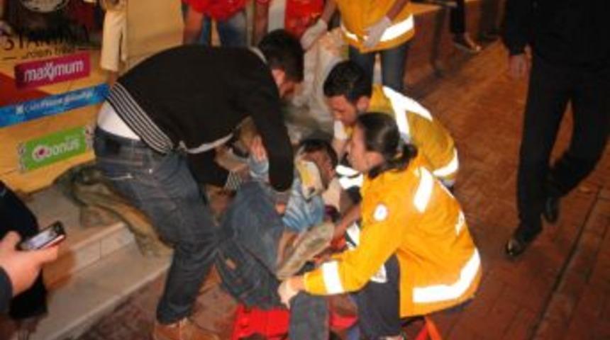 Alkoll&uuml; Ve Ehliyetsiz S&uuml;r&uuml;c&uuml;ler &Ccedil;arpıştı: 8 Yaralı