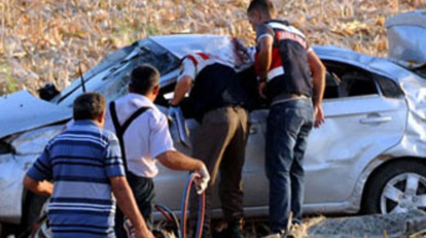 Otomobil tarlaya u&ccedil;tu: 2 &ouml;l&uuml;