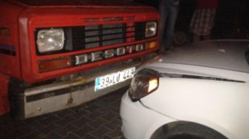 Freni Boşalan Kamyon Otomobile &Ccedil;arptı