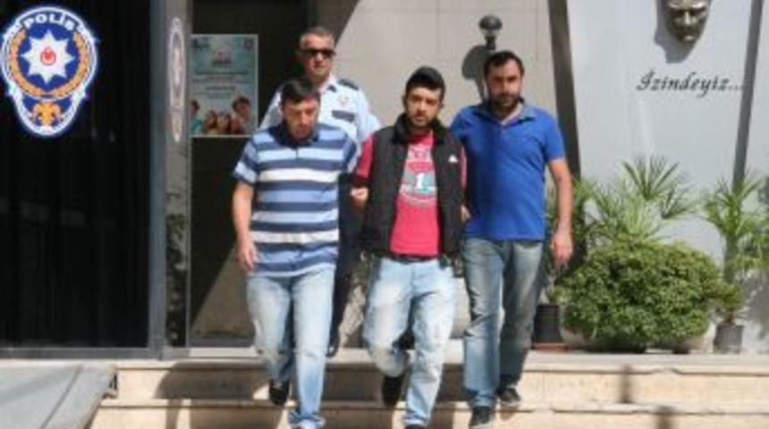 Yardım Bahanesiyle Yaklaştığı Yaşlı Kadının &Ccedil;antasını Kapıp Ka&ccedil;tı