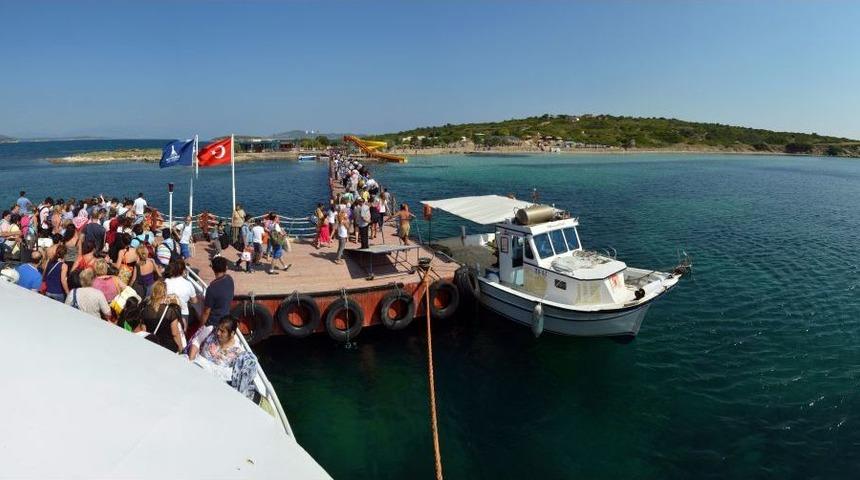 Yassıcaada'da 24 Bin İzmirli G&uuml;n&uuml;birlik Tatil Yaptı