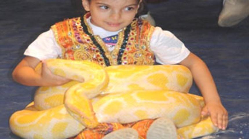 Minik &ccedil;ocuğun dev pitonla dansı