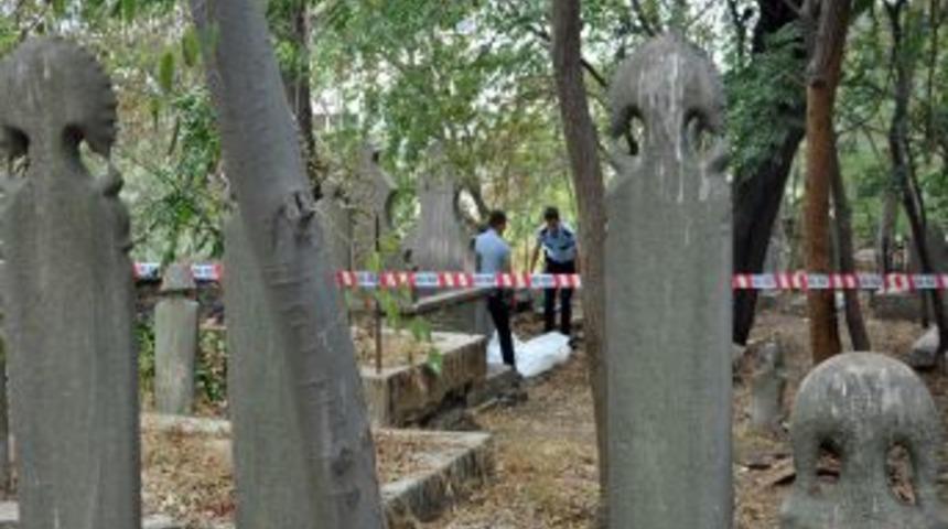 Tarihi mezarlıkta ceset bulundu