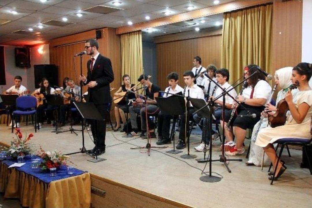 Boz&uuml;y&uuml;k&rsquo;te Halk M&uuml;ziği Konseri