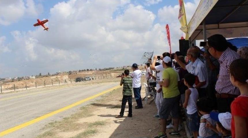 Sarı&ccedil;am Semalarında Model U&ccedil;ak Akrobasi G&ouml;sterisi